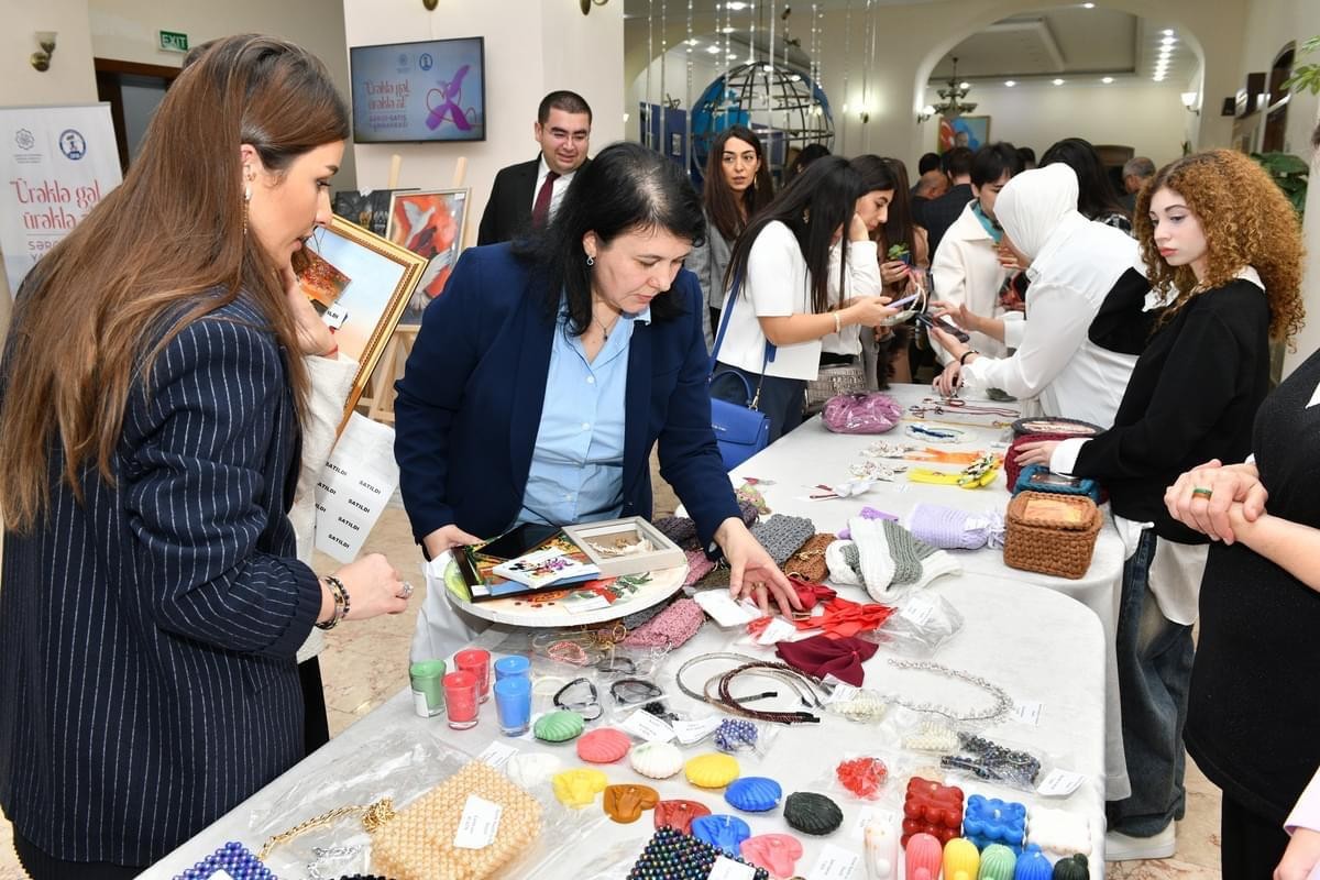 Nazirlikdə şəhid ailələrinin əl işlərindən ibarət sərgi-satış yarmarkası keçirilib - FOTOLAR